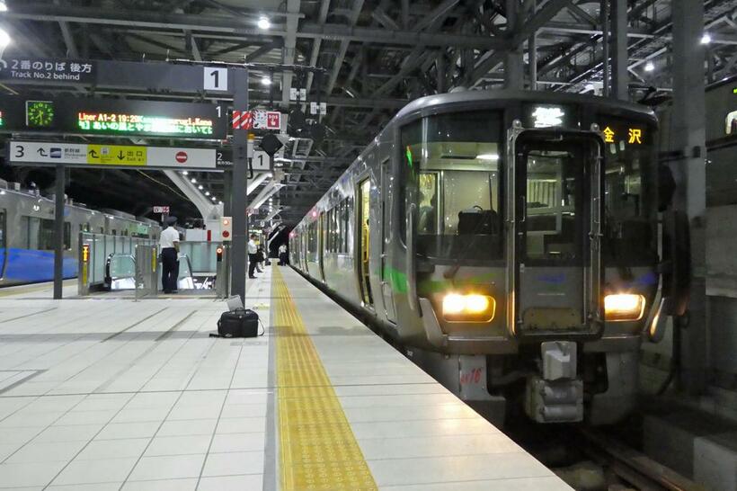 北陸本線の富山県内区間（倶利伽羅～市振）を承継したあいの風とやま鉄道の521系電車（写真・岸田法眼）