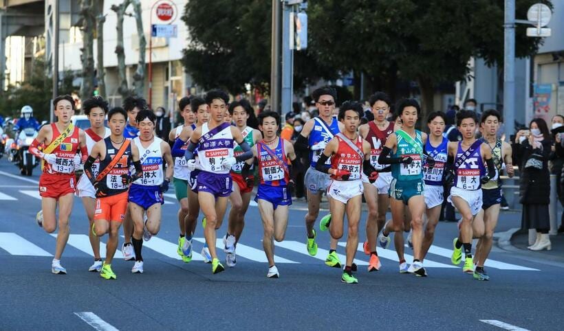 カラフルなユニホームが並ぶ。2021年箱根駅伝の走者たち