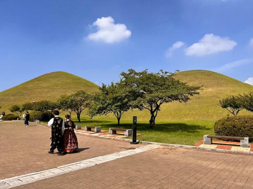 大陵苑地区では、こんもりとした古墳の前を民族衣装で歩く男女に遭遇（撮影／生活・文化編集部　永井優希）