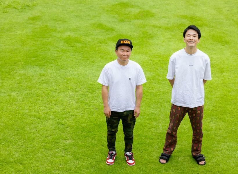 かまいたち／山内健司（写真左）と濱家隆一（右）のお笑いコンビ。２００４年５月に大阪でコンビ結成。キングオブコント優勝（１７年）、Ｍ－１グランプリ準優勝（１９年）など受賞多数。単独ライブ「ｏｎ　ｔｈｅ　ｗａｙ」は９月２５日、池袋「ｈａｒｅｖｕｔａｉ」で開催、オンラインでも配信（撮影／今村拓馬）