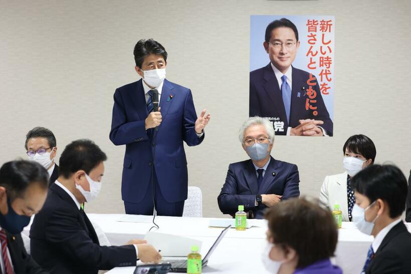 自民党の財政政策検討本部役員会で発言する安倍晋三元首相