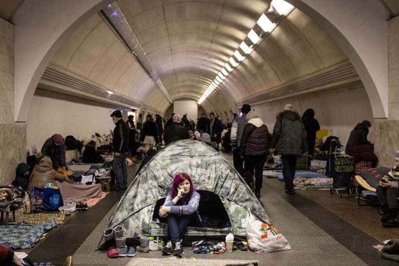 地下鉄の駅でロシア軍の砲撃を避けるキエフ市民（Getty Images　LOS ANGELES TIMES）