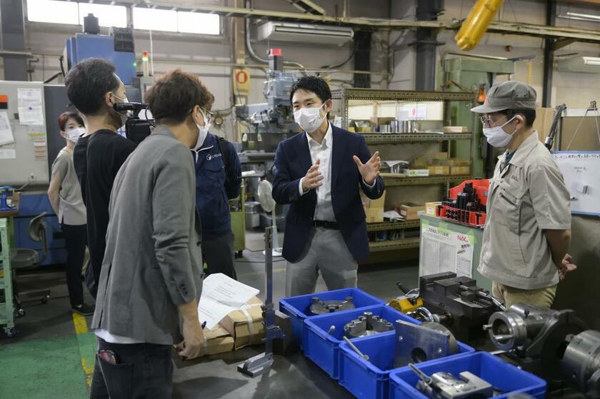 千葉県船橋市と大阪市港区に、パートナー町工場につくってもらった部品の検査・梱包・発送をする品質管理センターを置く。パートナーのがんばりがあってキャディの受注は急増。町工場をめぐる姿は、テレビカメラに追いかけられることも（写真／関口達朗）