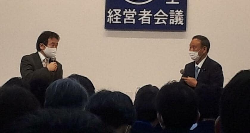 講演会でパソナ会長の竹中平蔵氏から質問を受ける菅義偉首相（C)朝日新聞社