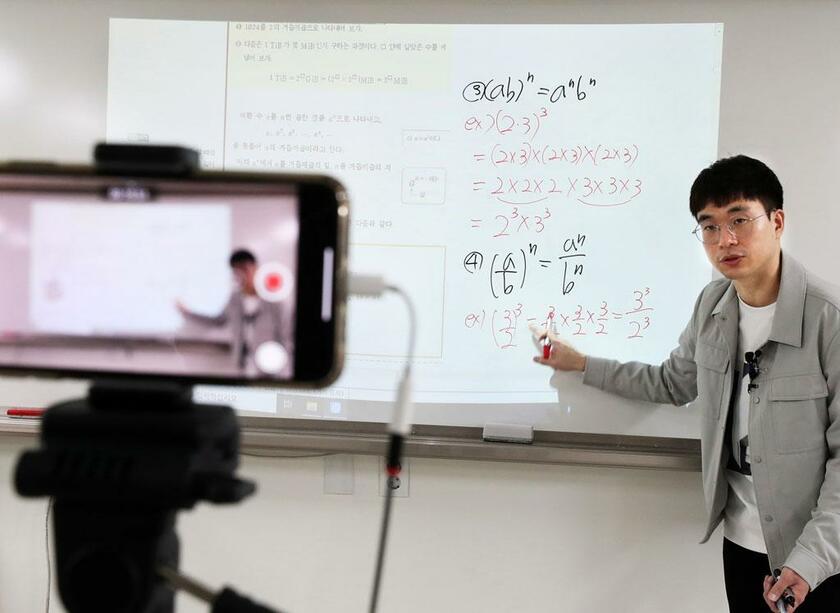 遠隔教育の試験学校に指定されたソウル東大門区の高校でも、教師たちがオンライン授業を行った／３月３０日（東亜日報提供）