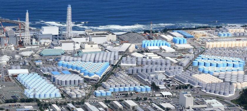 福島第一原発に並ぶ汚染水の貯蔵タンク＝昨年７月　（ｃ）朝日新聞社