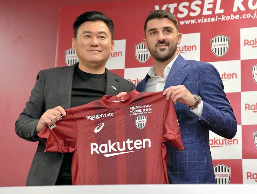 ヴィッセル神戸の入団会見でユニホームを持つビジャ選手（右）と楽天の三木谷浩史会長　（ｃ）朝日新聞社