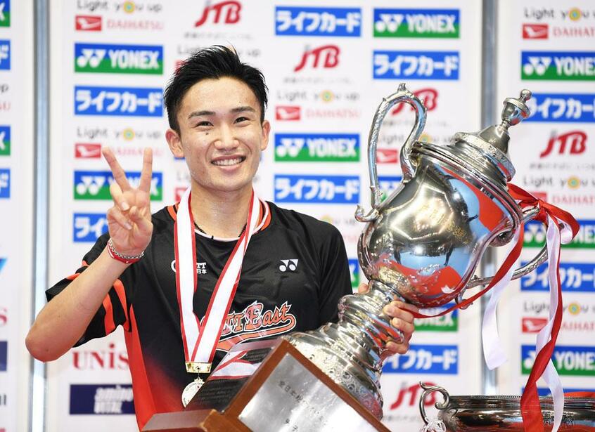 昨年12月の全日本総合選手権男子シングルスで優勝し、笑顔の桃田賢斗 (c)朝日新聞社