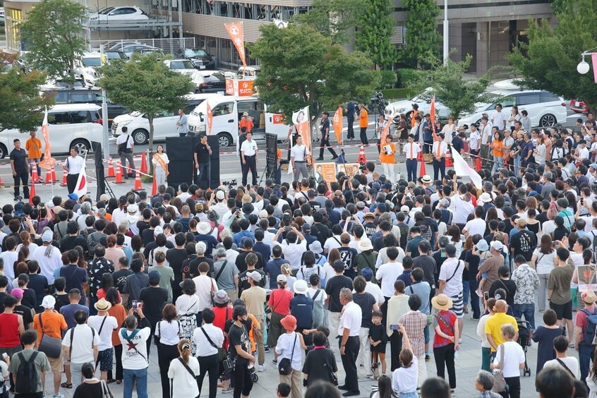 選挙戦終盤、参政党候補の演説には多くの人々が集まった(写真映像部・松永卓也撮影)