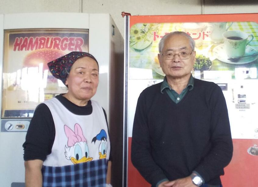 代表の木村清さんと妻ふじ子さん。
店内に懐かしい自販機やゲームが並ぶ/ドライブイン七輿