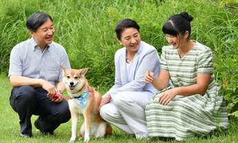 愛子さまが手づくり?愛犬「由莉」に「おにぎり柄」のバンダナ 絆の証のリンクコーデ