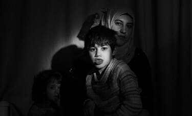 戦闘中に障害のある子を出産、夫のDVを受ける大勢の子と妻…激動の地でシリア難民の母と子を撮影する写真家・小松由佳