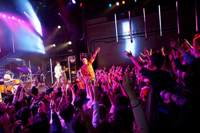 ウルフルズ、限定250人のプレミアムショーで「懐かしいな、渋谷でライブ」