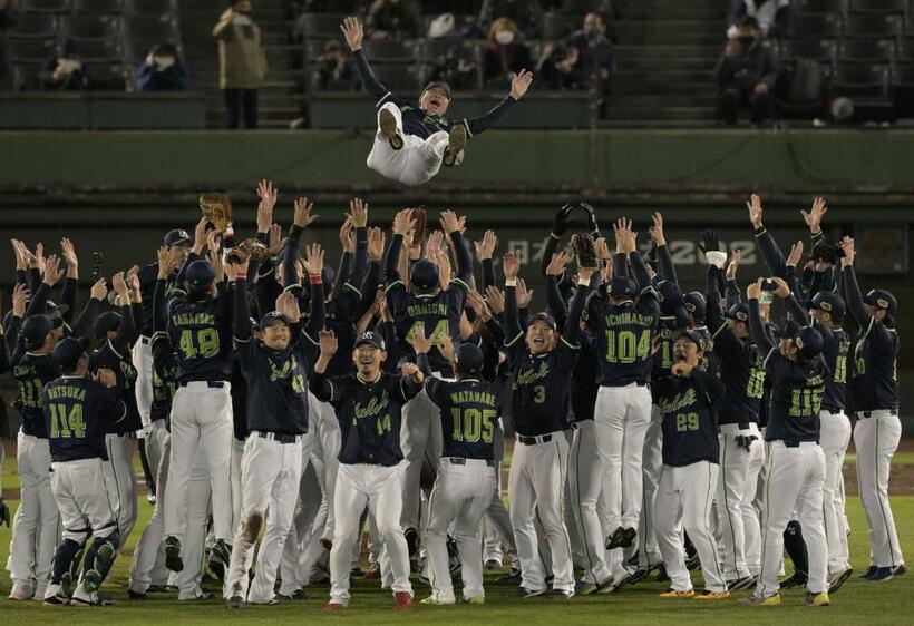 日本一となり、胴上げされるヤクルトの高津監督