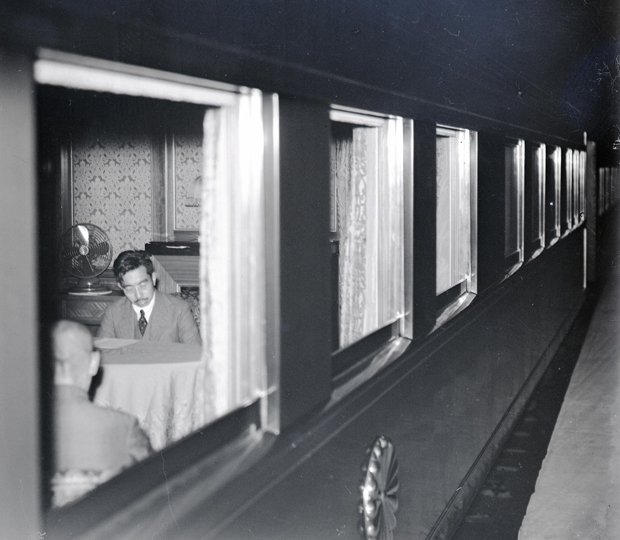 １９４６年、千葉県の銚子を訪れ、新生貨物駅に停めたお召し列車で車中泊した昭和天皇。旅先の列車内に宿泊したのは初めて　（ｃ）朝日新聞社