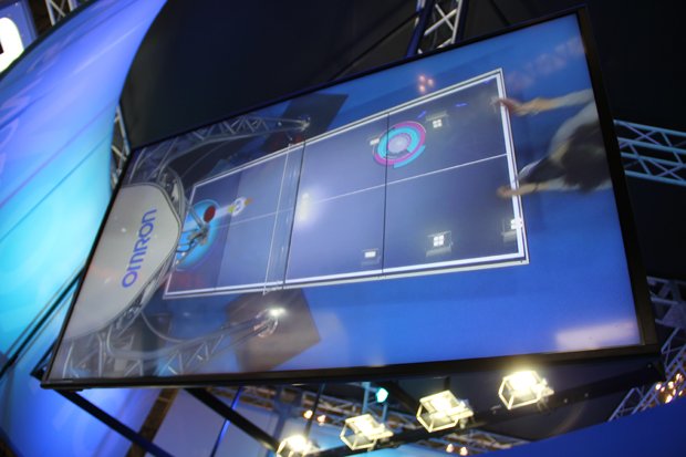 「卓球ロボット」は球を打つ場所を卓球台に表示してくれる