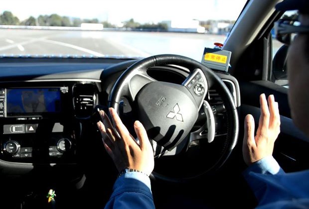 ハンドルが自動的に回る自動運転の様子　（ｃ）朝日新聞社