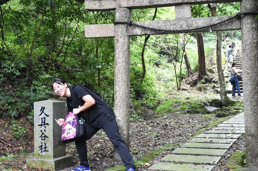 入江聖奈（いりえ・せな）／２０００年、鳥取県生まれ。東京五輪で日本女子ボクシング史上初の金メダルを獲得。２２年１１月に引退。写真はヒキガエルの神をまつる島根県松江市の久具谷社で