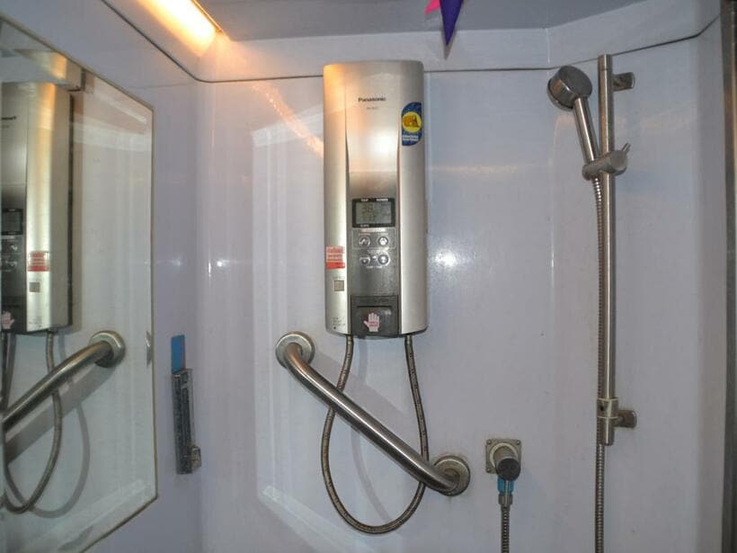 寝台列車内のトイレ兼用のシャワー室（撮影／植村 誠）