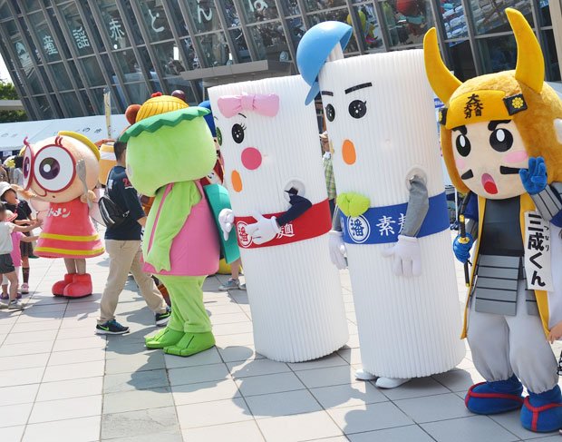 兵庫県乾麺協同組合のキャラクター、「そうちゃん」（右から2体目）と「めんちゃん」（同3体目）も駆けつけた