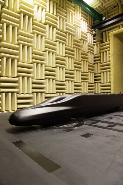 音が反射しないように、風洞装置の室内は６面を吸音パネルで覆った無響室になっている。写真は、１５分の１ｎＮ７００系の模型／小牧研究施設（撮影／写真部・工藤隆太郎）
<br />