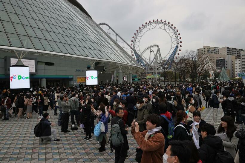 「Ｐｅｒｆｕｍｅ」の公演が中止になった東京ドーム前に集まったファンら＝２０２０年２月２６日/（ｃ）朝日新聞社