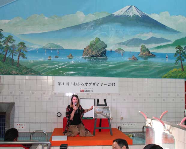 富士山が描かれた「大黒湯」で講演するステファニーさん