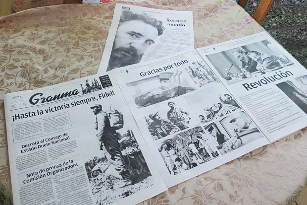 ２６日付の共産党機関紙「グランマ」は、８ページ全面モノクロ紙面で弔意を示した。カストロ氏の死去と葬儀などの日程、彼の足跡をたどる記事で埋め尽くされた