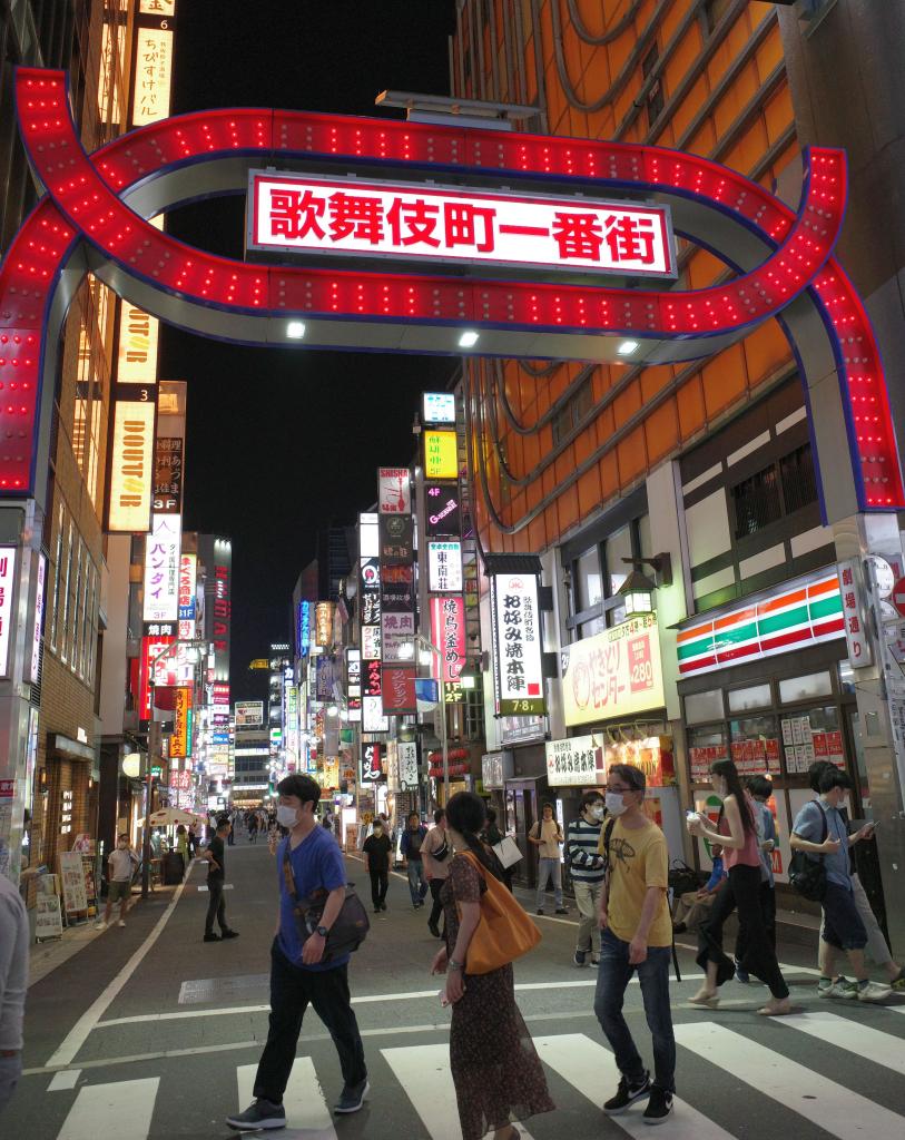 多くの風俗店が立ち並ぶ東京・新宿の歓楽街。特定の業種で働く人々を行政サービスの対象から除外することは合理的な判断と言えるのか、司法の判断が注目される　（ｃ）朝日新聞社