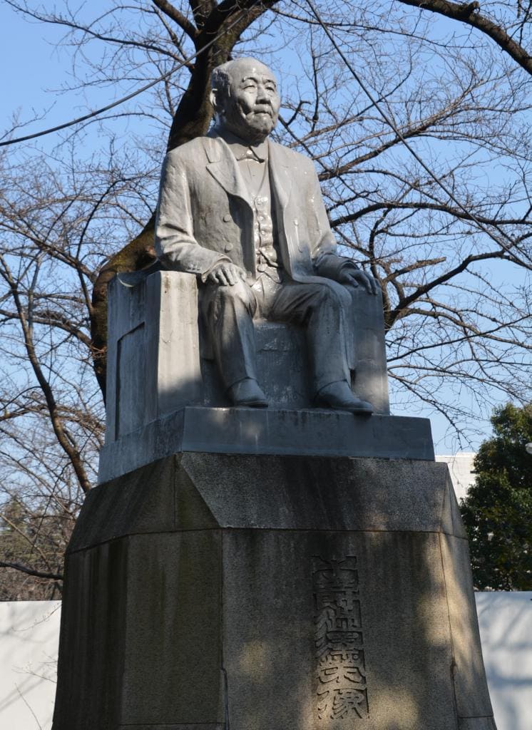 東京都健康長寿医療センターの敷地内にある渋沢栄一の銅像
