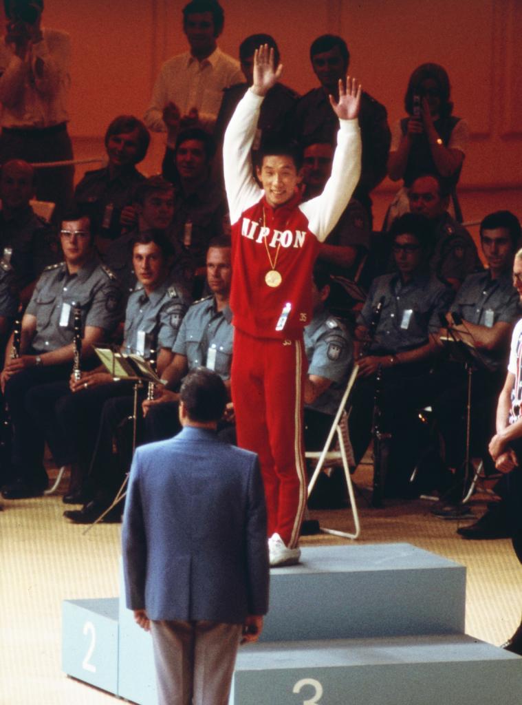 １９７２年ミュンヘン五輪で金メダルの表彰を受ける田口信教さん　（ｃ）朝日新聞社