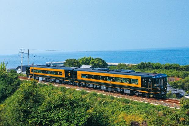 「特急A列車で行こう」は土日祝日の運航。熊本発10：21→三角着11：11ほか。2040円で、デコポンハイボールは530円