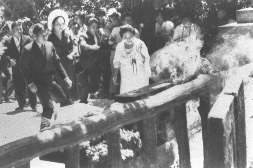 1975年7月、皇太子ご夫妻（当時）はひめゆりの塔に花を捧げた際、過激派の男に火炎瓶を投げつけられた（沖縄タイムス提供）
