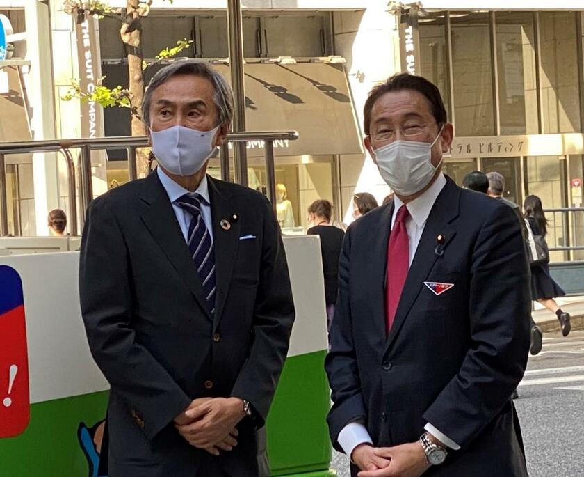 石原伸晃元幹事長（左）と岸田文雄首相