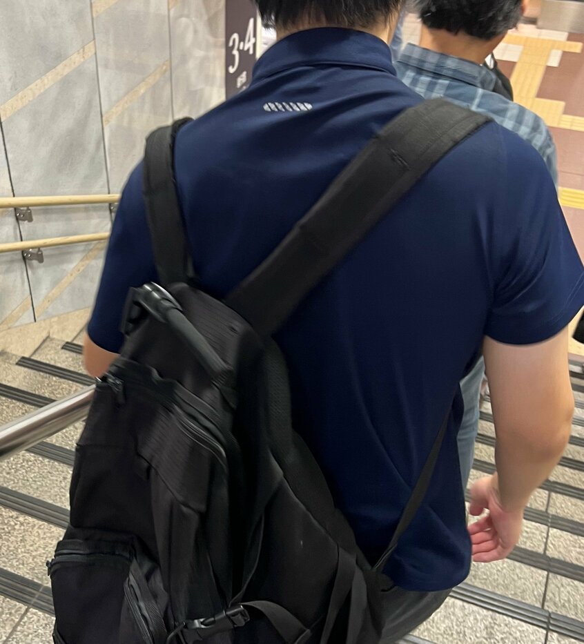 写真は夫と一緒に大学のオープンキャンパスに行く時に、通学ルートを確認しているところです。足が不自由な息子には、手すりがある場所の把握もとても重要です。（写真　江利川ちひろさん提供）