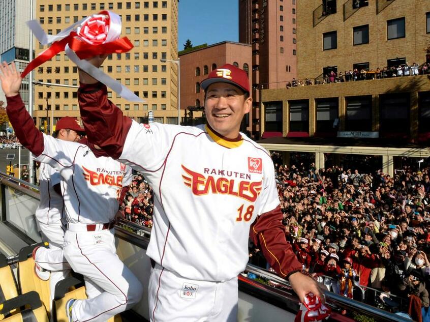 優勝パレードで手を振る田中投手。復帰にあたり「今まで以上に近くにいることで、また僕にできることがたくさんあるかもしれない」と被災地への思いを語った/13年11月、仙台市青葉区 (c)朝日新聞社