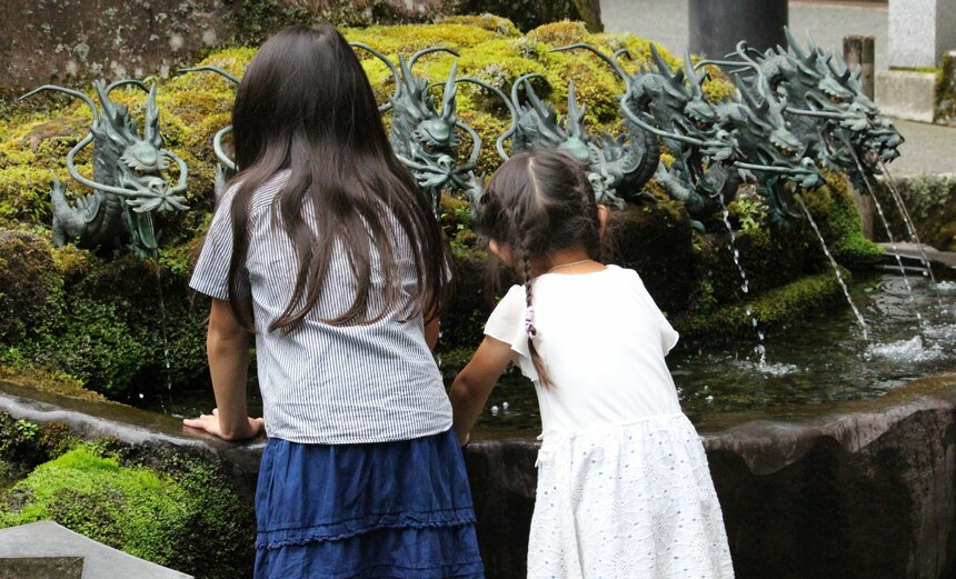 パワースポットの九頭龍神社で水遊び