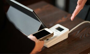 「現金のみ」に回帰する店舗が増えているワケ 政府は普及率8割を目指すが…どうなるキャッシュレス決済?