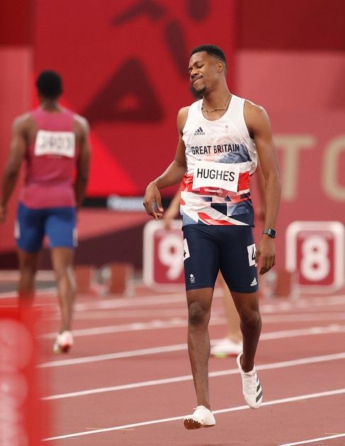 陸上男子100メートル決勝でフライング失格となったイギリスのヒューズ選手（c）朝日新聞社