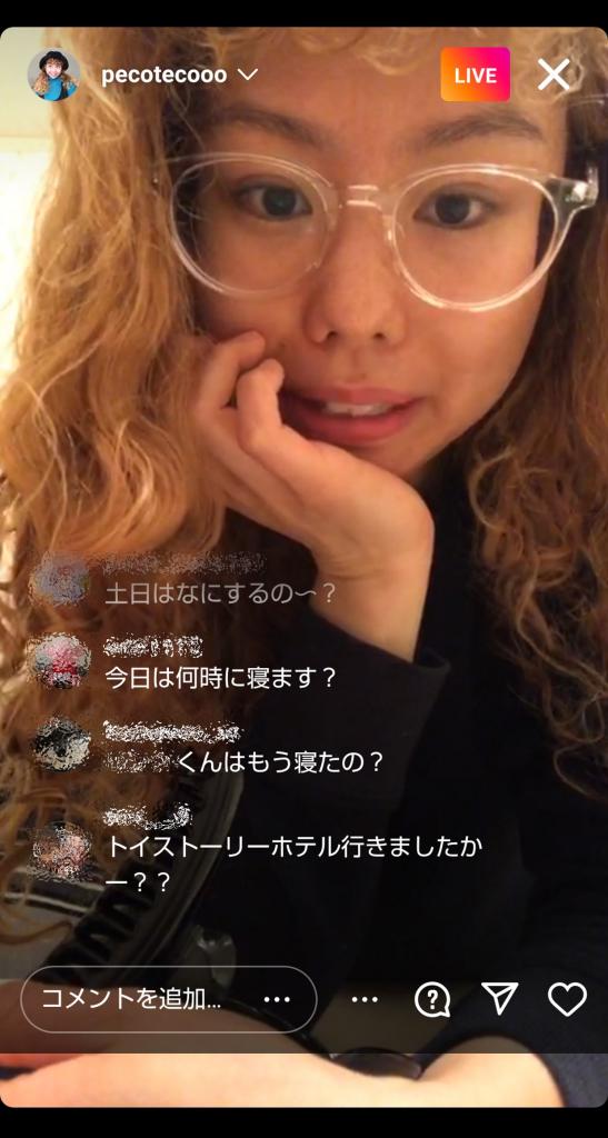 3月3日配信のインスタライブでスッピン・メガネ姿を見せるpecoさん。ファンとの交流を楽しんだ。（一部加工）