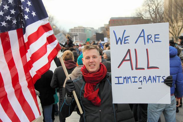 移民や難民の入国を制限するトランプ氏の大統領令に対し、ホワイトハウス前であった抗議運動。「われわれはみな移民だ」　（ｃ）朝日新聞社