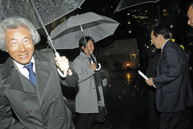 小泉元首相の一連の発言に、進次郎議員はどう連動するのか。写真は2010年３月、東京・赤坂の料亭前で偶然にも菅直人元首相と遭遇した親子の貴重なツーショット（撮影／高井正彦）