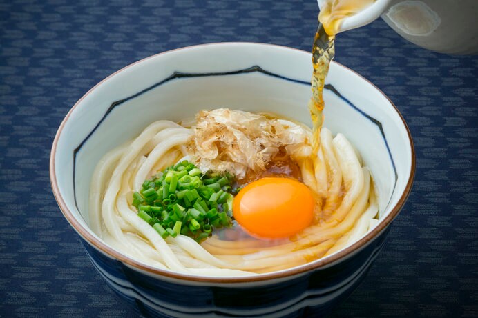 うどん県・香川の「県音」は、コシがある素朴な味わいの「ぶっかけ」