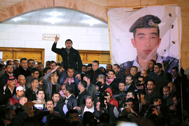 カサースベ中尉の殺害映像が公開されると、ヨルダン国内でも怒りの炎が広がった。イラク戦争から始まった報復の連鎖は収まる気配を見せない　（ｃ）朝日新聞社　＠＠写禁