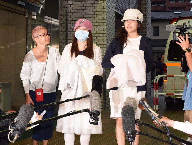 病院を退院したＡＫＢ４８の入山杏奈さん（右）と川栄李奈さん。事件後、ＡＫＢ４８の姉妹グループのファン交流イベントが中止や延期になった／５月２６日、盛岡市（撮影／朝日新聞社・星乃勇介）　（c）朝日新聞社　＠＠写禁