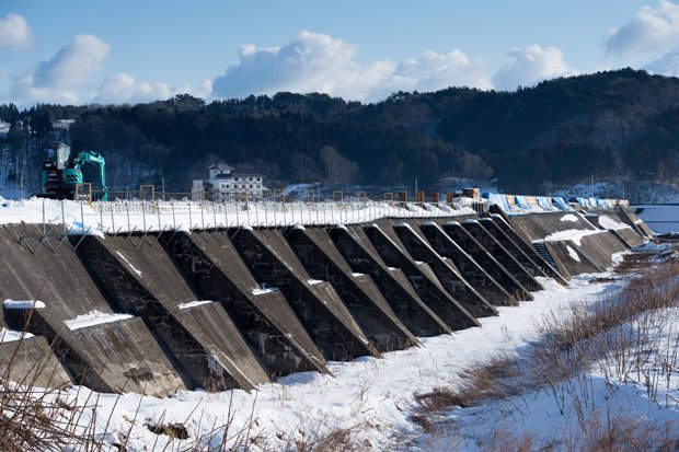 田老海岸　岩手県宮古市世界に誇るスーパー堤防といわれた高さ１０メートルの防潮堤。写真は海に向かってＸ字形を描く内側。昭和三陸大津波の後、１９３４～５７年に建設された一番古い部分だ。震災で残った箇所は修復され、さらにかさ上げする工事が行われている（撮影／写真部・馬場岳人）