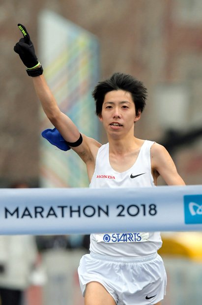 ２月２５日、東京マラソンを２位でゴールする設楽。１億円を何に使う？　（ｃ）朝日新聞社