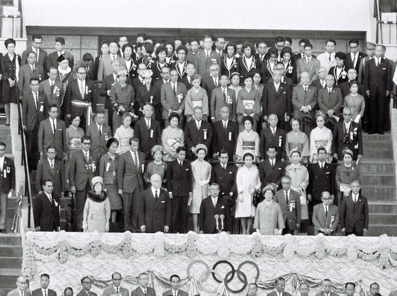 １９６４年１０月１０日、東京オリンピック開会式。美智子さまはピンクベージュの帽子が印象的な華やかな装いで臨まれた　（ｃ）朝日新聞社