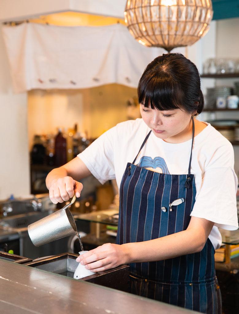 【ＧＥＭ　ｂｙ　ｍｏｔｏ】千葉麻里絵さんは岩手県盛岡市出身。山形大学で食品の物質工学を学んだ。著書に『日本酒に恋して』『最先端の日本酒ペアリング』（宇都宮仁氏と共著）(撮影／植田真紗美）