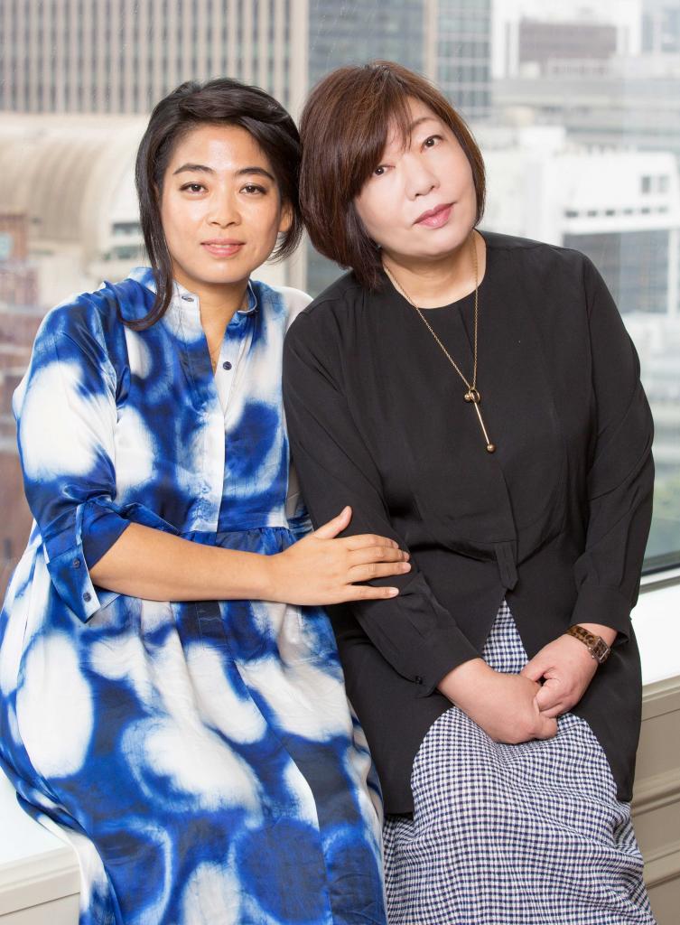 内田也哉子さん（左）と林真理子さん　（撮影／写真部・片山菜緒子）